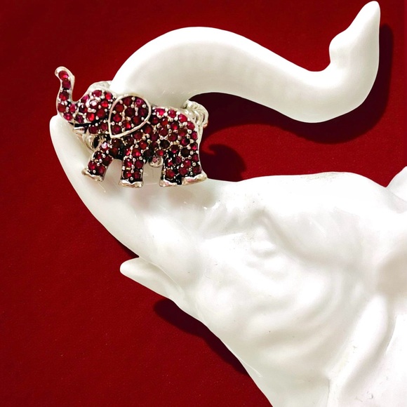 Red Rhinestone Elephant Stretch Ring - Picture 11 of 16